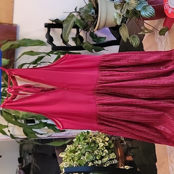 Red dress - Picture 3 of 3